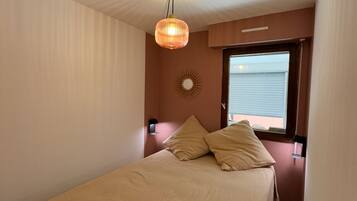 2 chambres, fer et planche à repasser, Wi-Fi, draps fournis