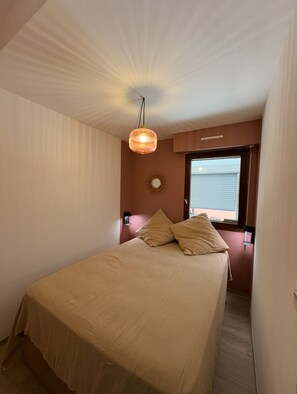 2 chambres, fer et planche à repasser, Wi-Fi, draps fournis