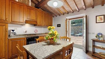 Frigorifero, forno, piano cottura, macchina per tè/caffè