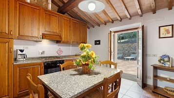 Fridge, oven, stovetop, coffee/tea maker
