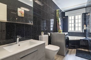 Shower, towels - Apartment 'Muelle' with Sea Views and Wi-Fi (Cambados)