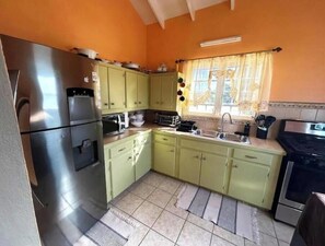 Four à micro-ondes, surface de cuisson, essuie-tout