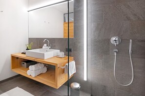 Shower, hair dryer, towels - Studio 'Röfen Mittelröfen' with Mountain View, Shared Terrace and Wi-Fi (Rovena)