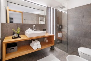 Dusche, Haartrockner, Handtücher