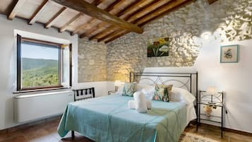 1 habitación, tabla de planchar con plancha y ropa de cama