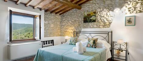 1 makuuhuone, silitysrauta/-lauta, vuodevaatteet