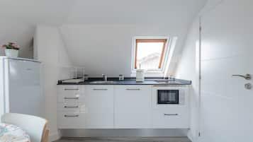 Frigorífico, microondas, horno y placa de cocina