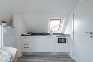Fridge, microwave, oven, stovetop