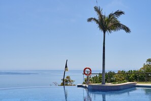 A clear blue sky, a swimming pool, a lifebuoy, a palm tree, and a flag. - Apartment 'Fuentes De Almuñecar' with Sea View, Wi-Fi and Air Conditioning (Almuñécar)