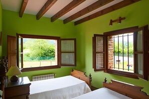 2 chambres, fer et planche à repasser, draps fournis