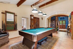 Games room - La Maison de Léandre – Heated Pool and Air Conditioning in the Heart of Médoc (St Seurin de Cadourne)