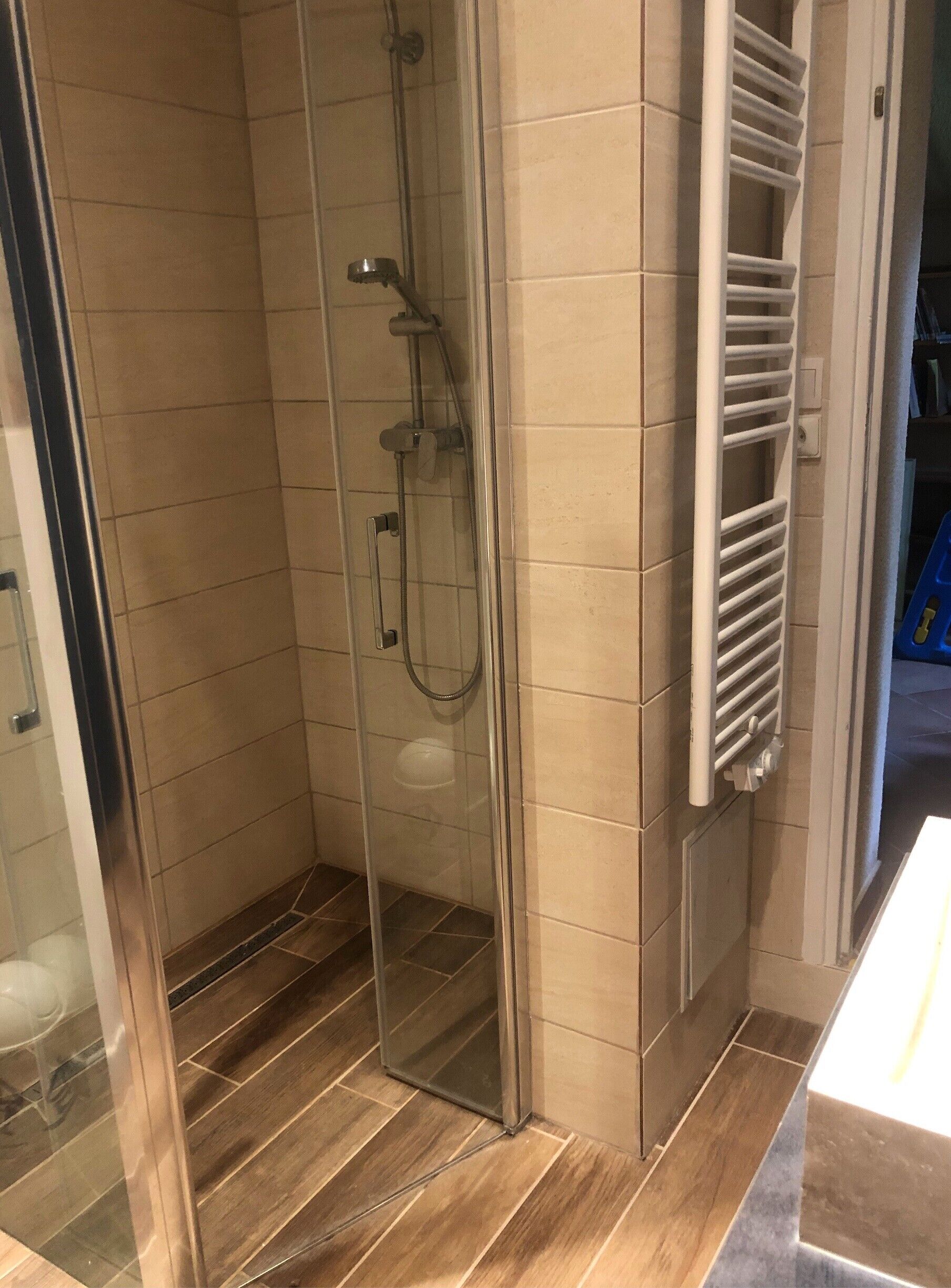 Douche, sèche-cheveux, serviettes fournies