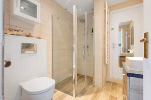 Shower, hair dryer, towels - La Maison de Léandre – Heated Pool and Air Conditioning in the Heart of Médoc (St Seurin de Cadourne)