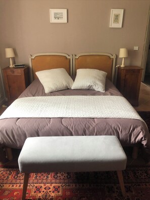 3 habitaciones, tabla de planchar con plancha y ropa de cama 