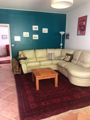 Een televisie, een dvd-speler en een tafeltennistafel