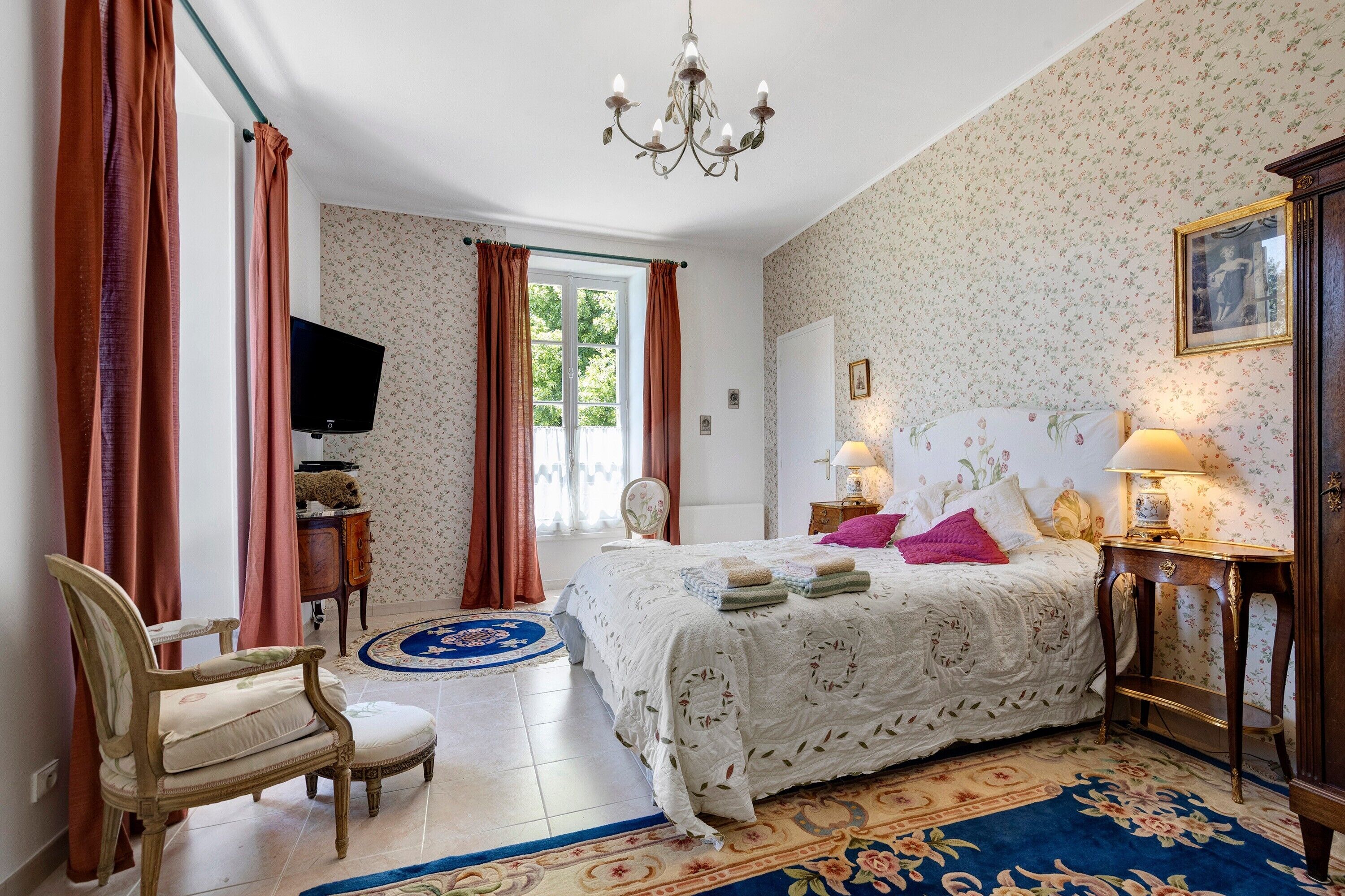3 bedrooms, iron/ironing board, bed sheets
