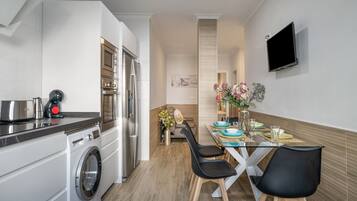 Een koelkast, een microgolfoven, een oven, een kookplaat