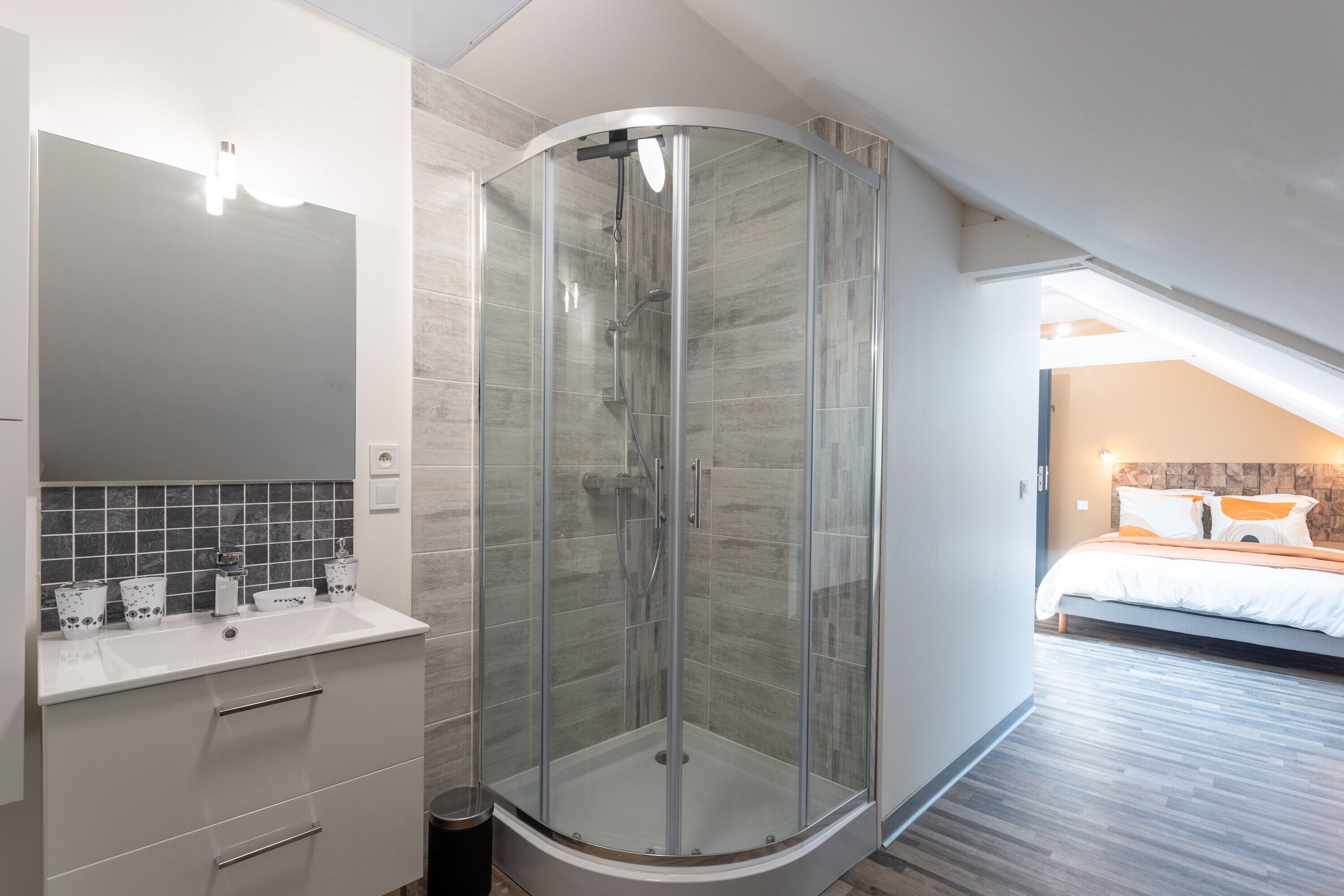 Een douche, een haardroger, handdoeken