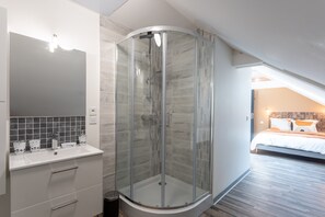 Douche, sèche-cheveux, serviettes fournies