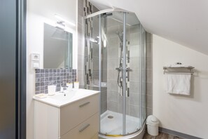 Douche, sèche-cheveux, serviettes fournies