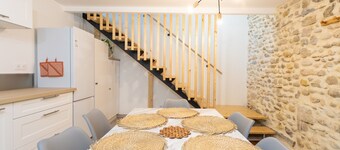 Gästehaus 'Ozalée - Domaine Helaku' mit Bergblick, Gemeinschaftsterrasse und Wi-Fi