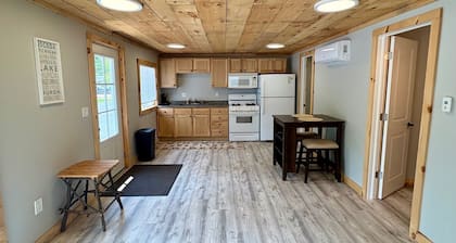 Charming 2-bedroom cabin with WiFi, AC in serene Oscoda