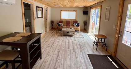 Charming 2-bedroom cabin with WiFi, AC in serene Oscoda