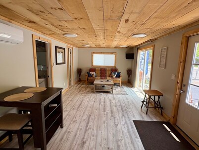 Charming 2-bedroom cabin with WiFi, AC in serene Oscoda