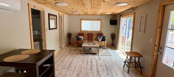 Charming 2-bedroom cabin with WiFi, AC in serene Oscoda