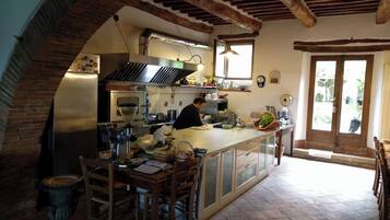 Frigorifero, forno, piano cottura, lavastoviglie