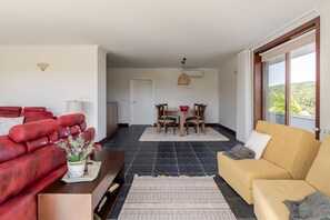 TV - Holiday Home 'Quinta Do Outeirinho - Deluxe' with Mountain View, Wi-Fi and Air Conditioning (Agilde - Celorico de Basto)