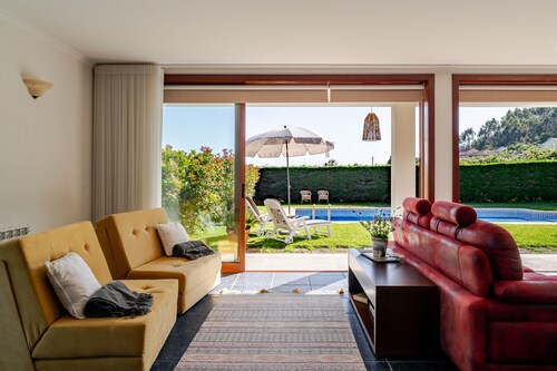 Holiday Home 'Quinta Do Outeirinho - Deluxe' with Mountain View, Wi-Fi and Air Conditioning