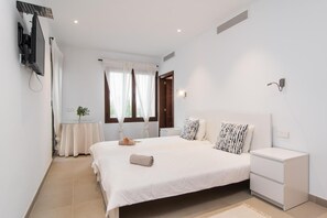 5 bedrooms, iron/ironing board, free WiFi, bed sheets