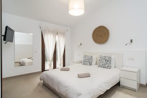 5 bedrooms, iron/ironing board, free WiFi, bed sheets