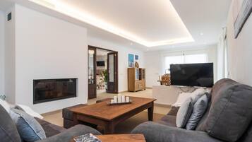 Télévision, cheminée, table de tennis de table