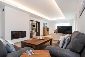 Fernseher, Kamin, Tischtennisplatte