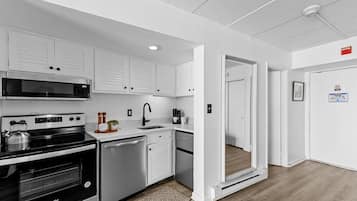 Microondas, horno, placa de cocina y lavavajillas