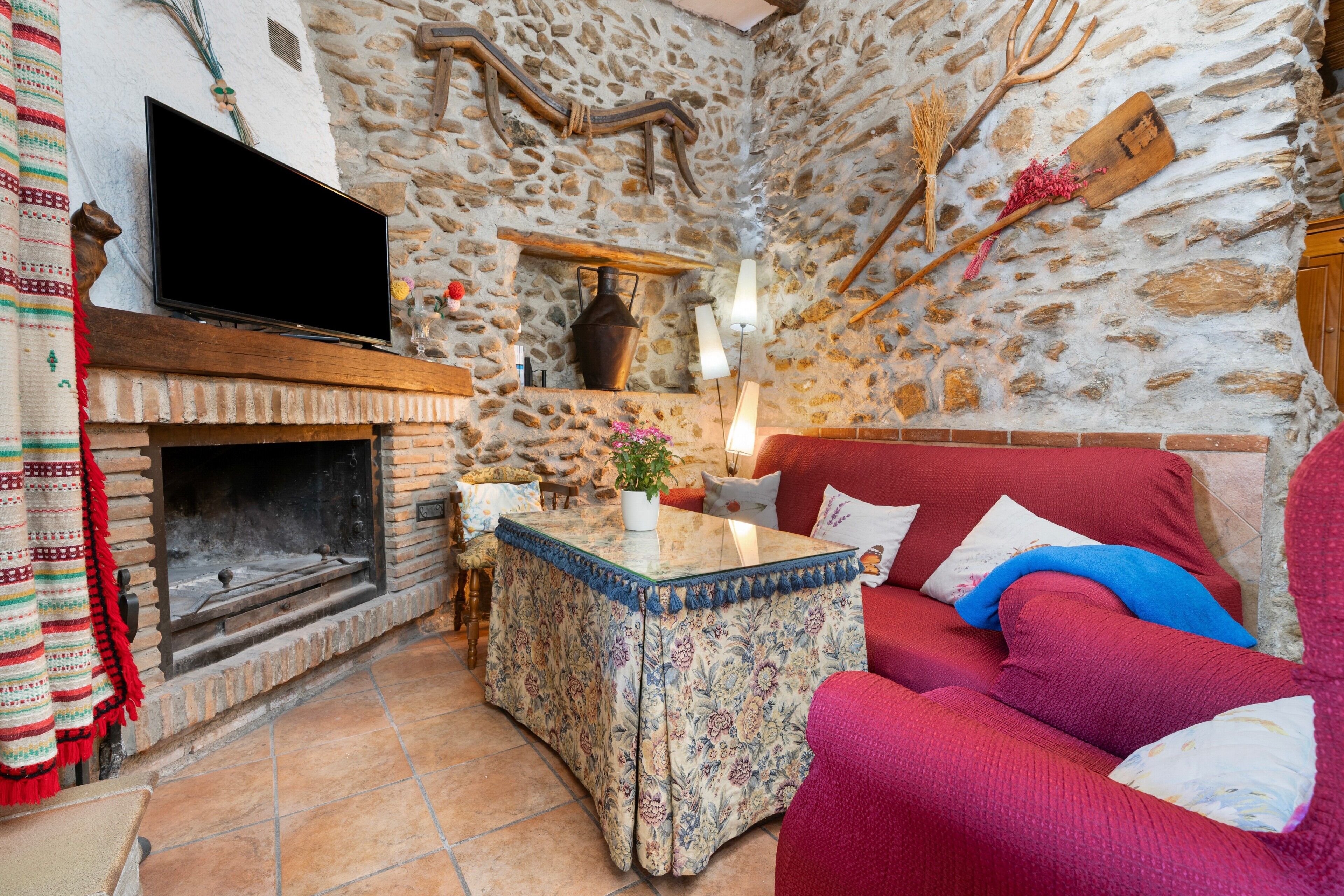 Una televisión, una chimenea