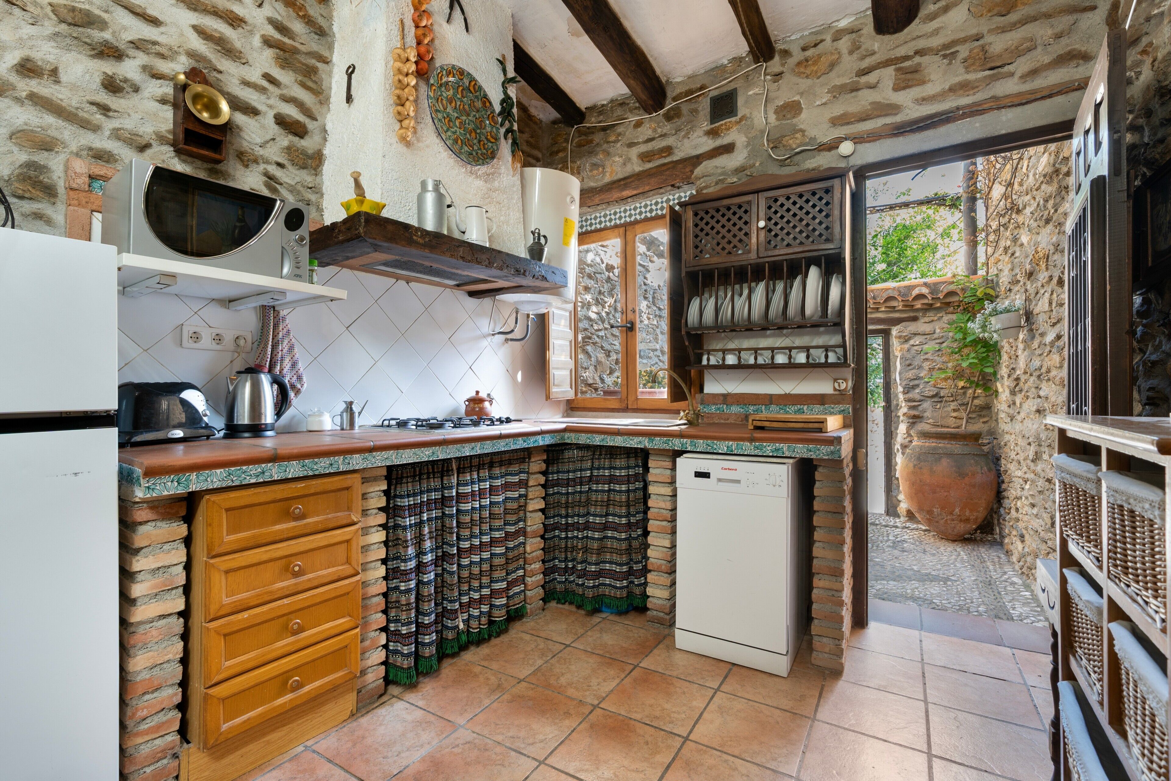 Réfrigérateur, micro-ondes, plaque de cuisson, lave-vaisselle
