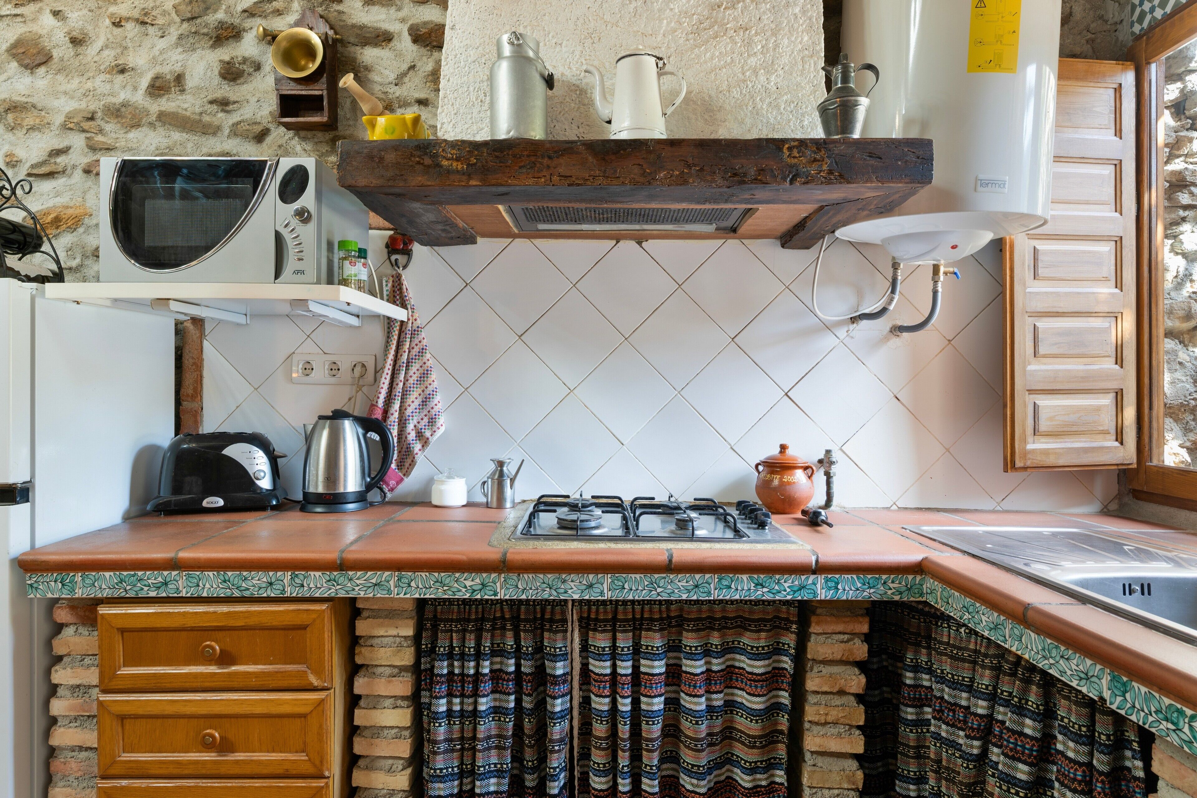 Réfrigérateur, micro-ondes, plaque de cuisson, lave-vaisselle