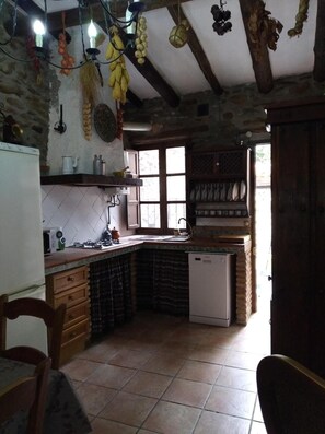 冷蔵庫、電子レンジ、コンロ、食器洗い機