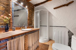 Douche, sèche-cheveux, serviettes fournies