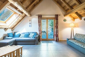 Télévision, cheminée, table de tennis de table