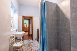 Douche, sèche-cheveux, serviettes fournies