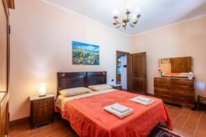 3 chambres, fer et planche à repasser, Wi-Fi gratuit, draps fournis