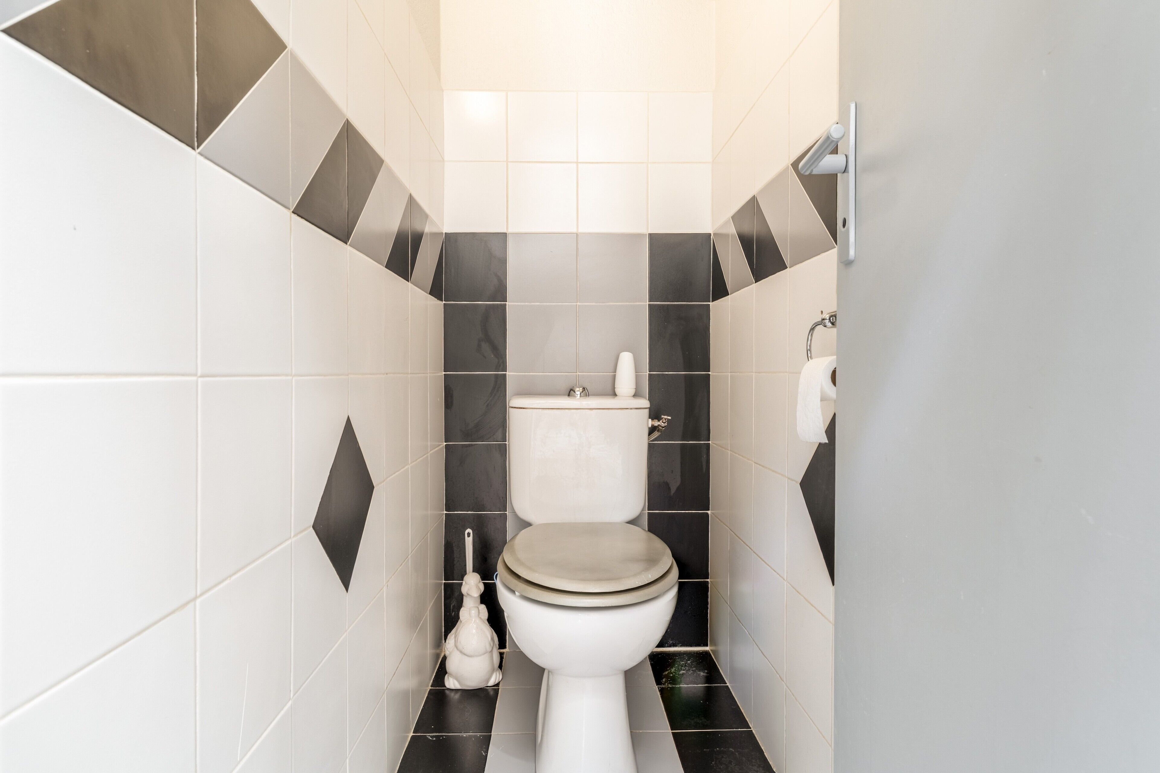 Kylpyhuone, jossa on wc, bidee ja wc-paperiteline.