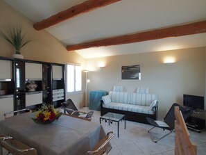 Fernseher, DVD-Player, Stereoanlage