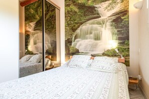 1 habitación, tabla de planchar con plancha, wifi gratis y ropa de cama 