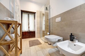 Douche, séchoir à cheveux, serviettes fournies