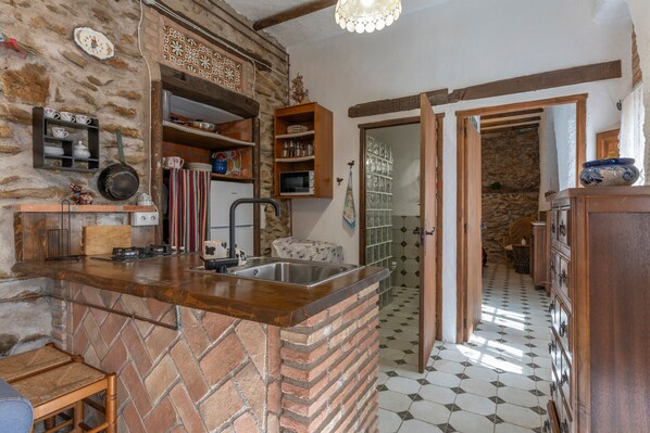 Frigorífico, microondas, placa de cocina y cafetera o tetera